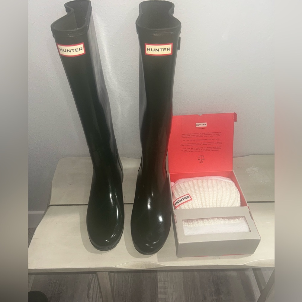 Hunter Green Rain Boots with Glossy Finish size 8 cream colored boot socks med